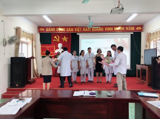 Lãnh đạo bệnh viện tặng hoa và chúc mừng ngày Phụ nữ Việt Nam