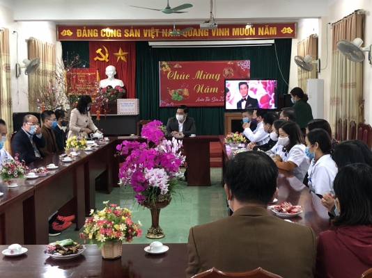 Đ/c Lê Quang Tiến và Đoàn UBND tỉnh TN đến chúc tết và tặng quà